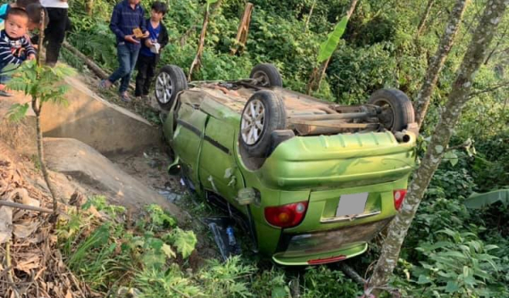 Tai nạn ở Si Ma Cai khiến xe Daewoo Matiz "ngửa bụng" ngay vực đèo, 1 người bị thương