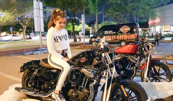 Lại xuất hiện "vợ nhà người ta" khui thùng Harley-Davidson 48 2019 trị giá nửa tỷ đồng tặng chồng