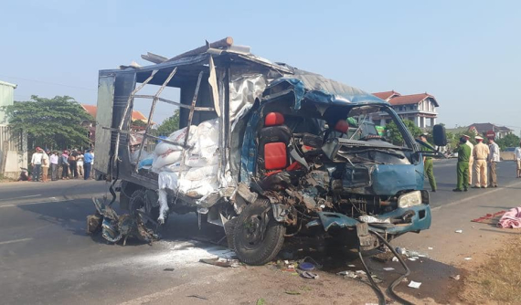 Quảng Trị: Xe container đâm sập nhà dân sau va chạm với ô tô tải khiến 3 người thương vong
