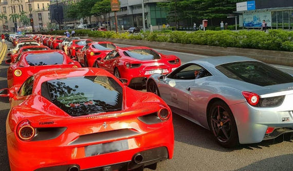 Hơn 50 siêu xe Ferrari của nhà giàu Singapore kéo sang Malaysia khiến giao thông bị "tắc đường"