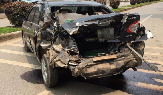 Lào Cai: Xe ben đâm bẹp dúm đuôi Toyota Corolla Altis rồi cán nát chân một phụ nữ đi xe máy
