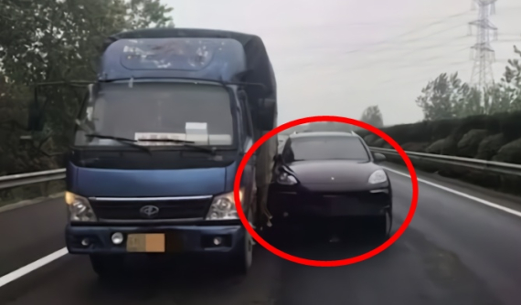 Thay chồng lái xe, người vợ lạc tay lái đâm Porsche Cayenne vào bên hông chiếc xe tải