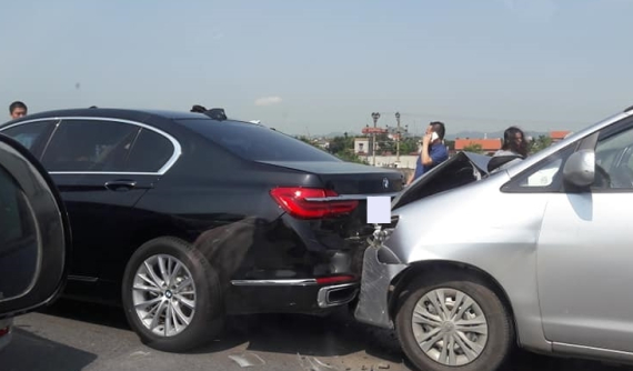 Ninh Bình: Tông xe dây chuyền, BMW 7-Series bị kẹp giữa Toyota Innova và Toyota Fortuner