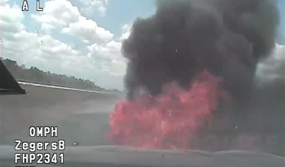 Truy đuổi người vi phạm ở vận tốc 229 km/h rồi dừng trên bãi cỏ khô, xe tuần tra của cảnh sát bốc cháy