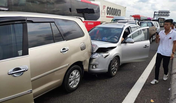 8 ô tô tông xe dây chuyền trên cao tốc TP.HCM - Trung Lương, cửa ngõ miền Tây kẹt cứng