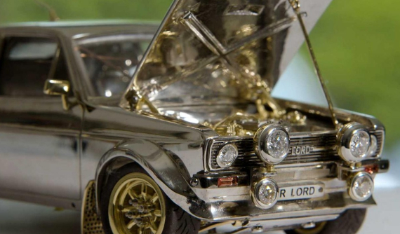 Chiếc Ford Escort tí hon này được làm từ bạc, vàng, kim cương và tốn 25 năm để hoàn thành