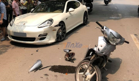 Hà Nội: Thanh niên chạy Honda Wave tông vào xe sang Porsche Panamera hơn 5 tỷ đồng