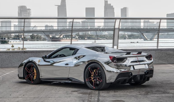 Siêu xe mui trần Ferrari 488 Spider ở Bình Phước được chủ nhân cho thay áo chơi lễ