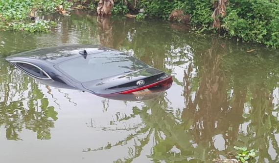 Nhầm chân phanh chân ga, người phụ nữ lao Kia Cerato xuống ao