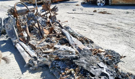 Đống sắt vụn này vốn là một chiếc Ferrari F355 Spider, và bất ngờ là có người chịu bỏ tiền mua nó