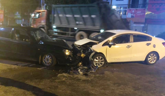 Deawoo Nubira tông trực diện vào Kia Rio trong đêm tại Hà Nội khiến cả 2 xe "nát đầu"