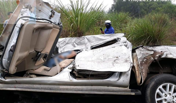 Nghệ An: Xe tải tông xe bán tải bẹp dúm vào sáng sớm, 1 người tử vong tại chỗ