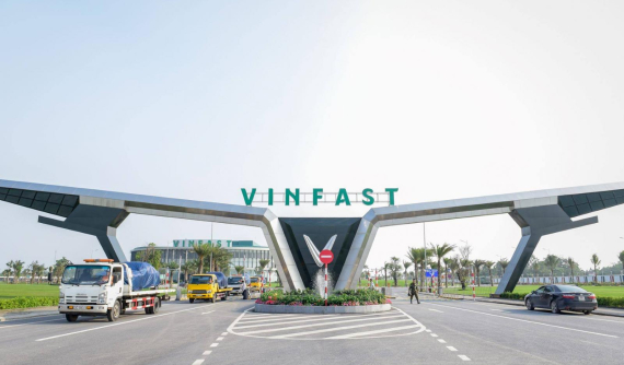 Sau ô tô, xe máy điện, Vingroup tham gia cả vào dịch vụ xe buýt điện