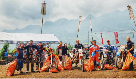 Trái ngược với hình ảnh phượt thủ xả rác trên QL6, những tay đua cào cào tại Hà Giang lại làm việc rất ý nghĩa này