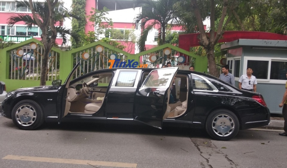 Thợ Việt lót thảm sàn cho Mercedes-Maybach S600 Pullman hơn 60 tỷ đồng ngay dưới lòng đường