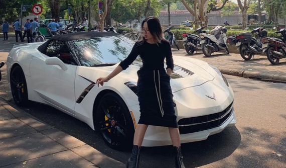 Nữ biker xinh đẹp Nguyễn Hoài Thương khoe xe Chevrolet Corvette Convertible