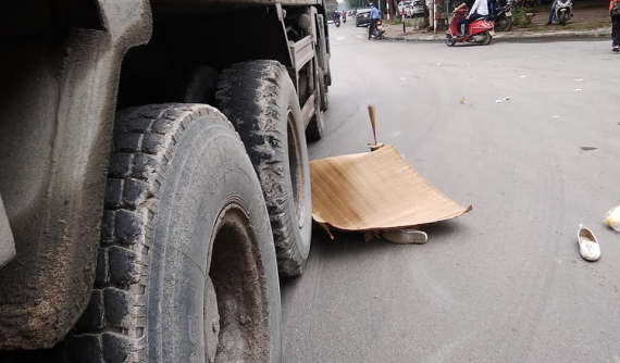 Hà Nội: Cô gái quê Thái Bình chết thảm dưới bánh xe ben sau va chạm giữa 2 xe máy