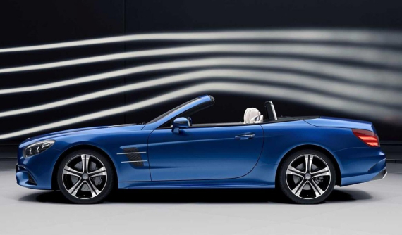 Bạn phải đi nhanh chừng này trong một chiếc xe mui trần để... tránh bị ướt khi trời mưa