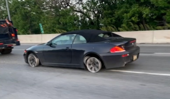 Tài xế chạy xe BMW bằng vành trên cao tốc rồi đánh nhau với cảnh sát giao thông