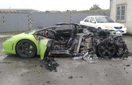 Cô gái trẻ bất lực nhìn chiếc siêu xe Lamborghini Gallardo của mình bị lửa thiêu rụi