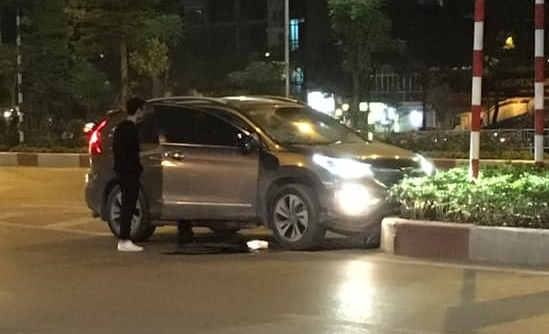 Tài xế lái Honda CR-V 2015 tông vào dải phân cách ở đường Láng bị tình nghi say xỉn