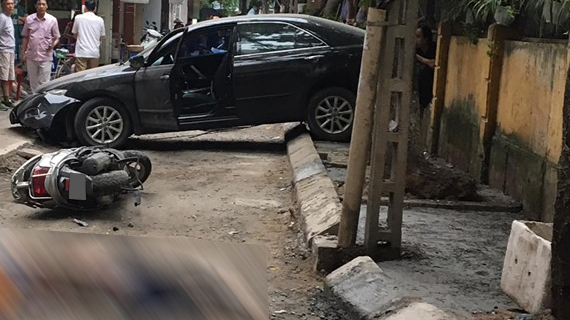 Video diễn biến vụ ô tô Toyota Camry lùi gây chết người tại Hà Nội