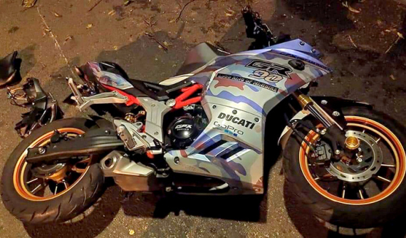 Vũng Tàu: Xe mô tô mất lái đâm vào gốc cây, hai người tử vong