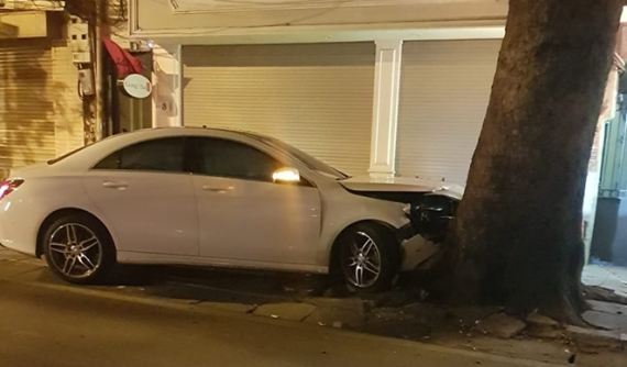 Hàng Cót: Mercedes-Benz CLA 250 tông vào gốc cây trên vỉa hè vào rạng sáng