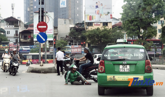 7 thói quen xấu có thể gây tai nạn của người Việt khi đi xe máy