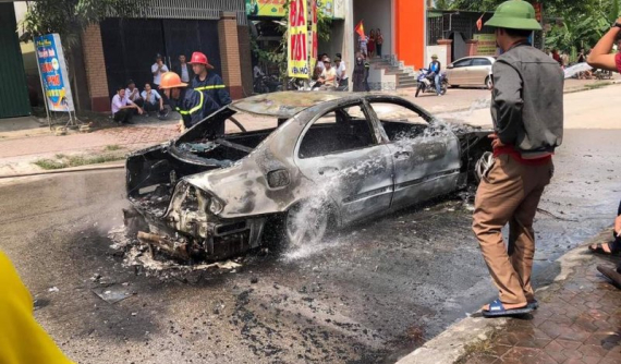 Xe sang Mercedes-Benz cháy trơ khung tại Nghệ An vì rơm mắc vào gầm