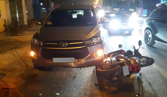 Hà Nội: Tài xế Toyota Innova khổ sở khi bị "ma men" chạy xe máy ngược chiều tông vào, 1 người thương nặng