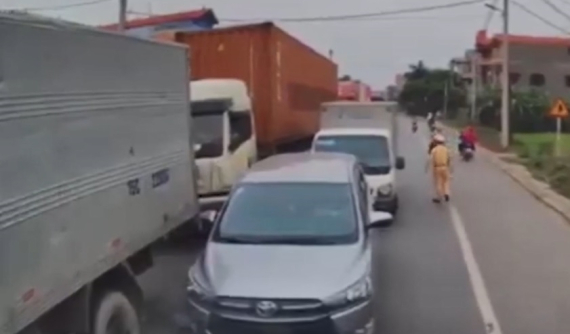 Xôn xao với video xe container "dằn mặt" hàng loạt ô tô và xe tải chạy ngược chiều
