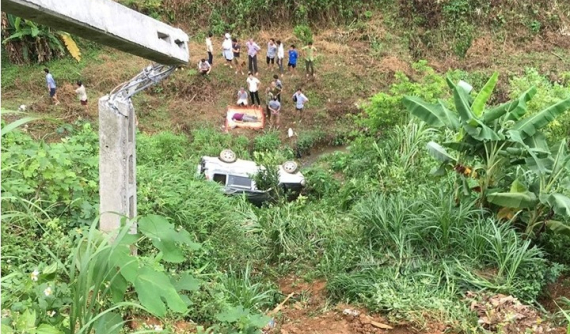 Lào Cai: Nữ tài xế lái ô tô đâm gãy cột điện rồi lao xuống vực khiến chồng tử vong tại chỗ
