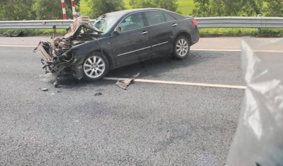 Đâm lật ô tô tải trên cao tốc Hà Nội - Hải Phòng, Toyota Camry nát bét đầu