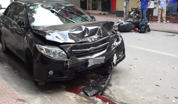 Hà Nội: Tài xế ô tô gây tai nạn liên hoàn khi đi ăn sáng khiến 2 mẹ con bị thương