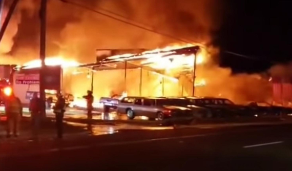 50 chiếc xe, bao gồm Camaro và Corvette cổ điển, bị thiêu rụi ở phim trường HBO