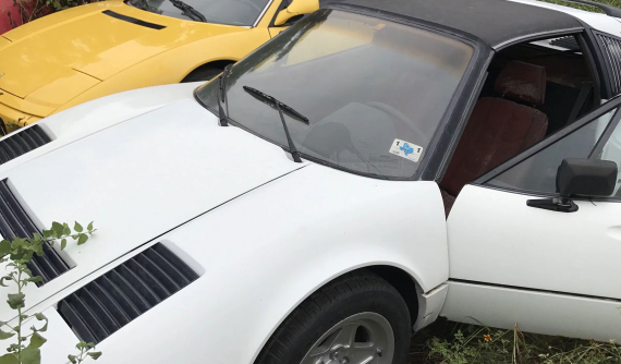 Hơn chục chiếc siêu xe Ferrari bị vứt chỏng trơ tại bãi cỏ khiến ai cũng nhìn cũng xót xa