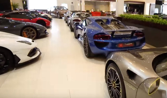 Dạo chơi quanh đại lý siêu xe lớn nhất thành phố Dubai