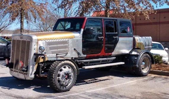 Chiếc xe tải quái dị này là được chắp vá từ phụ tùng của Jeep và Mitsubishi