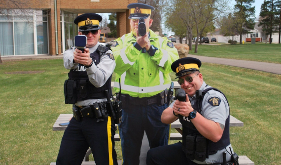 Canada dùng các hình cắt "cảnh sát giả" để dọa người đi quá tốc độ