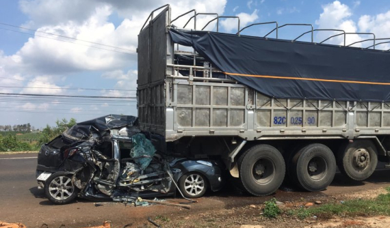 Gia Lai: Bị kẹp giữa ô tô tải và xe container, Mazda2 bẹp dúm, 2 vợ chồng bị thương nặng