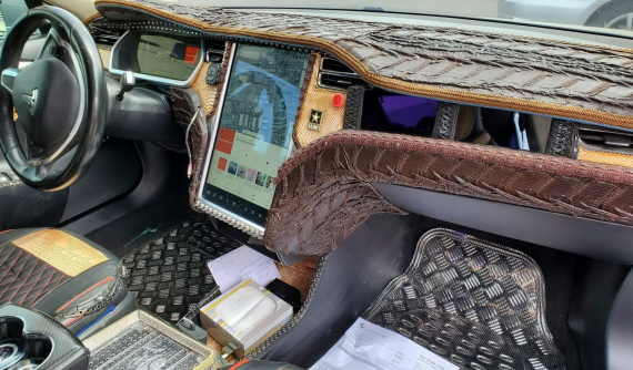 Nội thất bọc da đến lố bịch của chiếc Tesla Model S này khiến không ít người lắc đầu