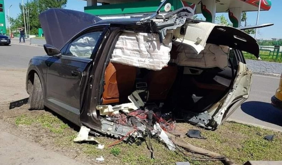 Audi Q7 đứt làm đôi sau khi đâm vào cột đèn, tài xế an toàn trốn khỏi hiện trường