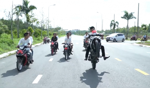 Chạy Honda Winner 150 trong đoàn rước dâu, nam thanh niên bốc đầu thể hiện và cái kết "viên mãn"
