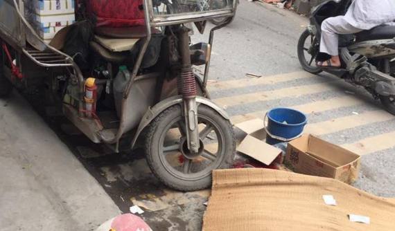 Hà Nội: Xe ba gác xuống dốc, lật nghiêng khiến một người đi đường tử vong tại chỗ