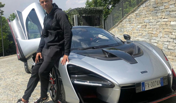 Sau tin đồn mua chiếc xe đắt nhất thế giới Bugatti La Voiture Noire, Cristiano Ronaldo tậu McLaren Senna