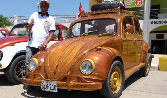 Cảm phục ông bố tự chế tạo chiếc Volkswagen Beetle bằng gỗ, rồi lái xe từ Peru tới New York cho con gái