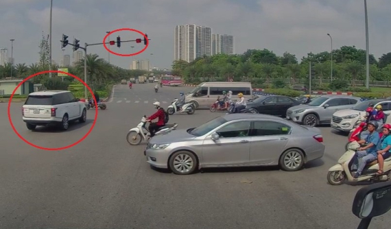 Hà Nội: Vượt đèn đỏ, tài xế Range Rover nhận ngay "quả báo"