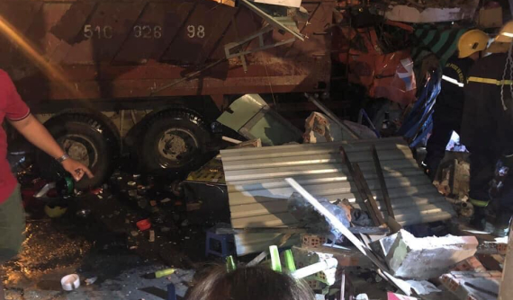 Xe ben mất lái khi đổ dốc cầu Chánh Hưng, đâm sập nhà dân khiến 3 người bị thương