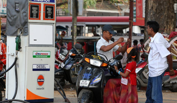 Kể từ 1/6, người đi xe máy sẽ không được mua xăng nếu không đội mũ bảo hiểm